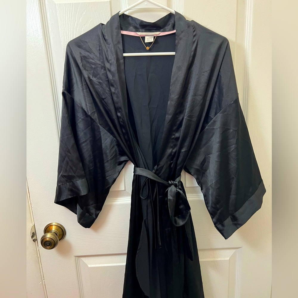 Medium / Large Victoria’s Secret Black Silky Robe with Tie